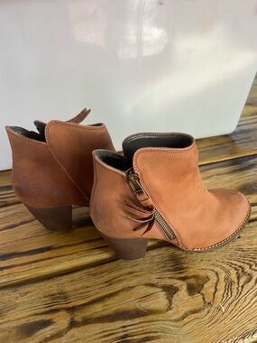 Steve Madden Cognac Brown Leather Ankle Booties with Side Zip